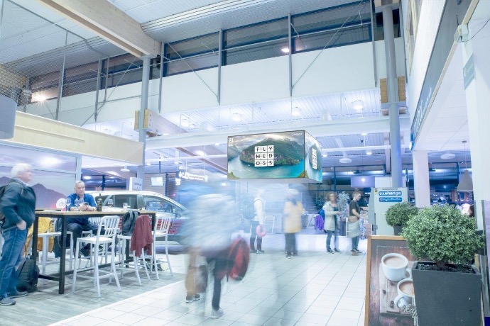 Stor LED digitalt skilt på flyplass Digitale skilt på flyplass